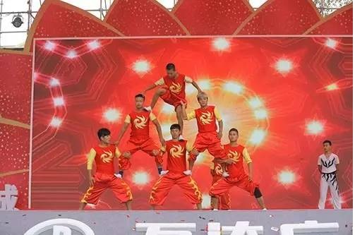 2017年7月29日大连普兰店万达广场开业仪式吴桥杂技表演