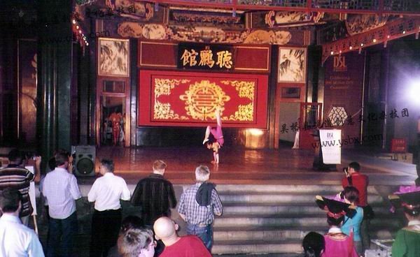 北京颐和园听鹂馆吴桥杂技柔术表演 北京颐和园听鹂馆吴桥杂技柔术表演