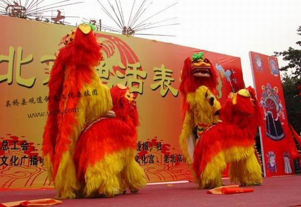 南北舞狮表演风格各有不同+吴桥县观道创意文化杂技团