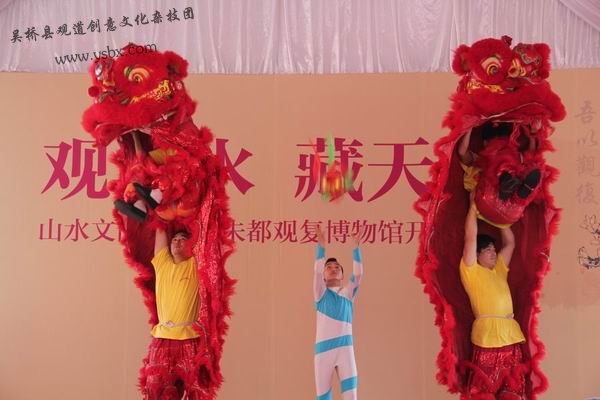 南北舞狮表演风格各有不同+吴桥县观道创意文化杂技团